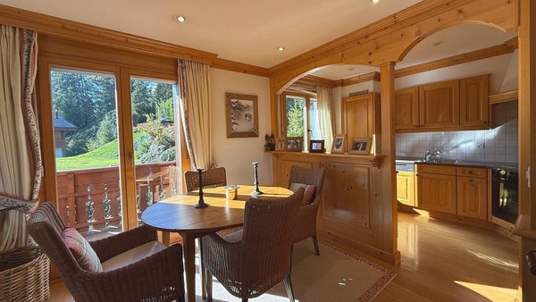 Salle à manger, bar et cuisine / Dining room, bar and kitchen / Sala da pranzo, bar e cucina