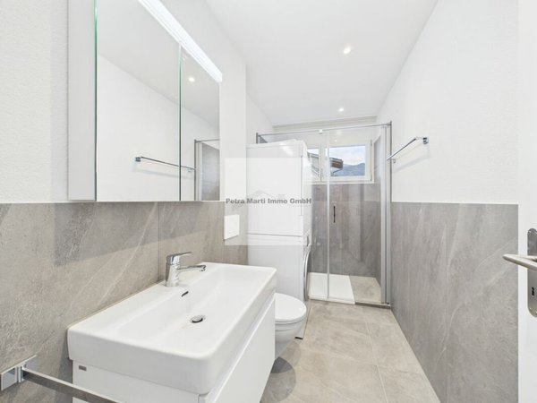 Badezimmer mit Dusche und Waschturm