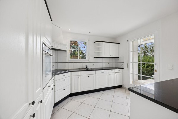 Offene Küche mit Zugang zur Terrasse