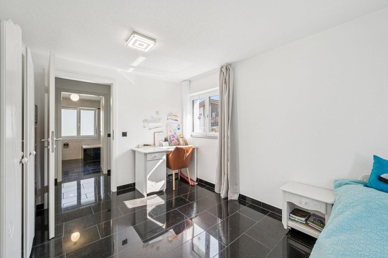 Lichtdurchflutetes Zimmer