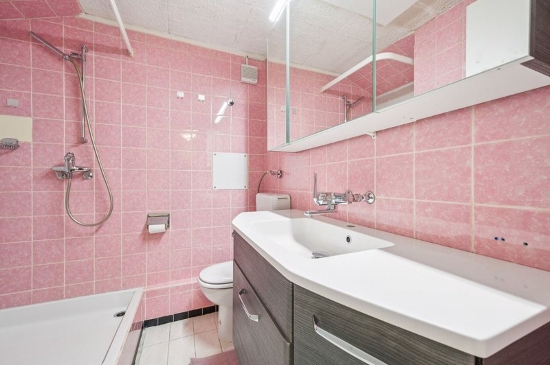 Funktionales Bad mit farbenfrohem Akzent