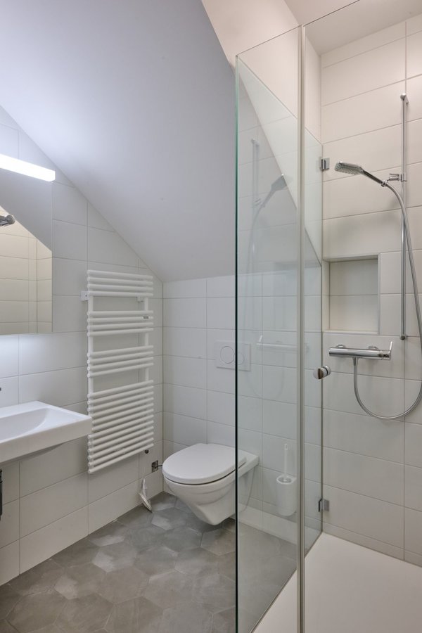 Badezimmer mit Dusche