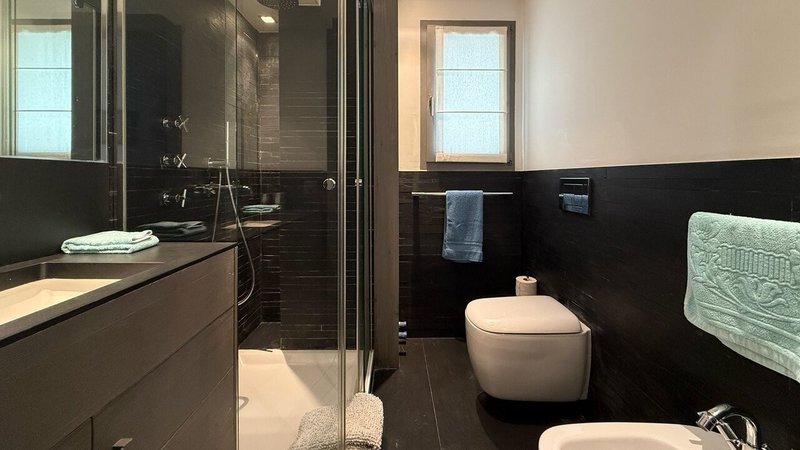 Salle de douche / Shower room / Bagno con doccia