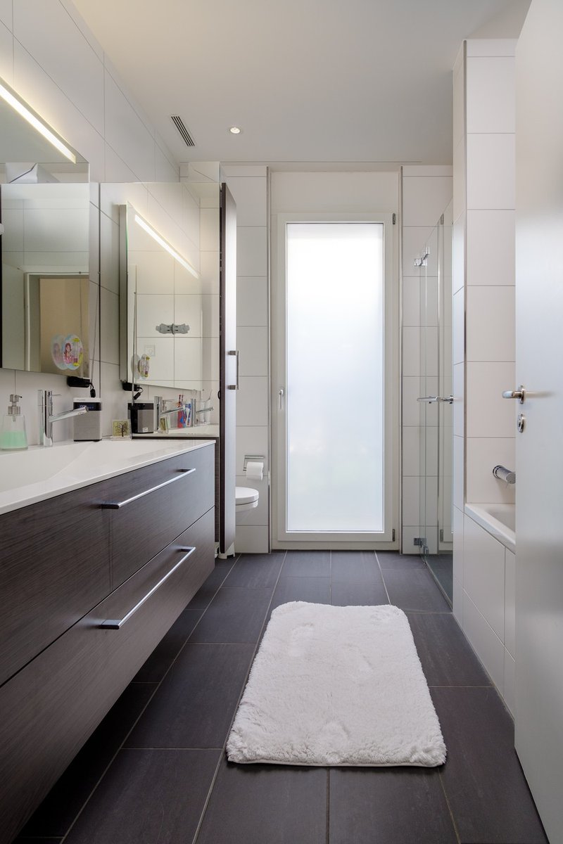 Badezimmer Bad und Dusche