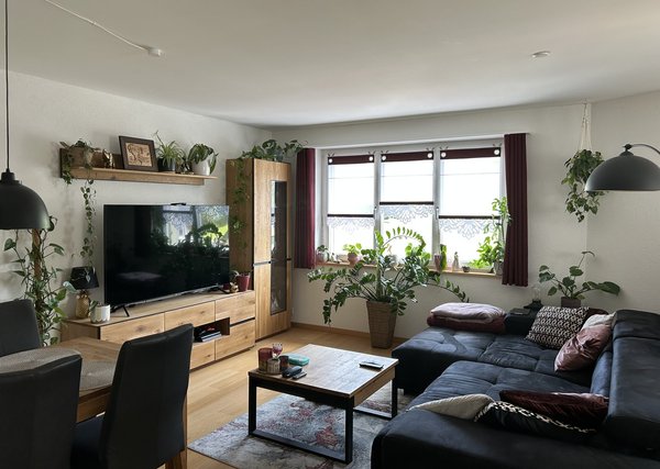 Heller Wohn-und Essbereich