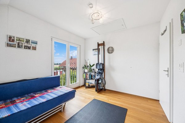 Helles Zimmer mit bodentiefem Fenster