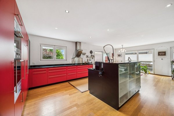 Offene, moderne Küche mit Insel