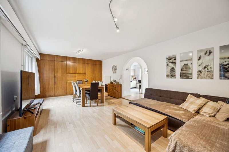 Heller Wohn- und Essbereich