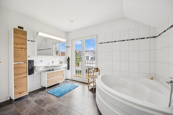 Lichtdurchflutetes Bad mit moderner Ausstattung