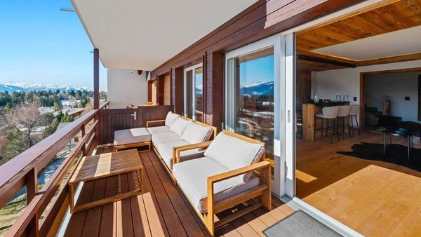 Balcon avec canapés confortables / Balcony with comfortable sofas / Balcone con comodi divani