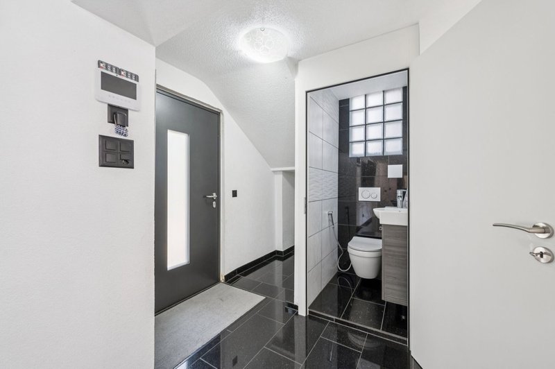 Moderner Eingangsbereich mit Gäste-WC