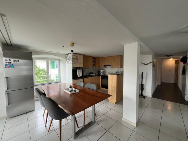 Küche mit Ess- und Wohnbereich