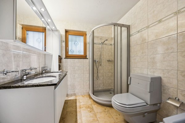 Badezimmer mit Dusche und Eckbadewanne