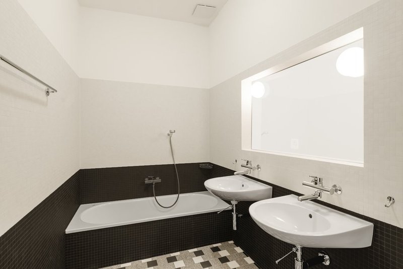 Badezimmer mit Badewanne