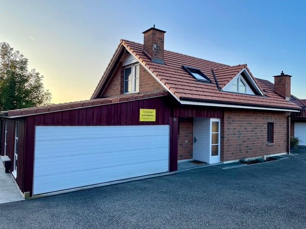 Vorderseite zur Strasse