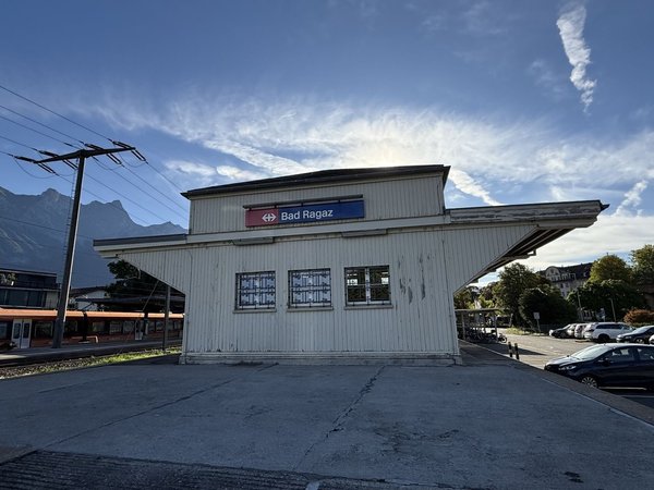 Güterschuppen aussen von Seite Rampe.jpeg