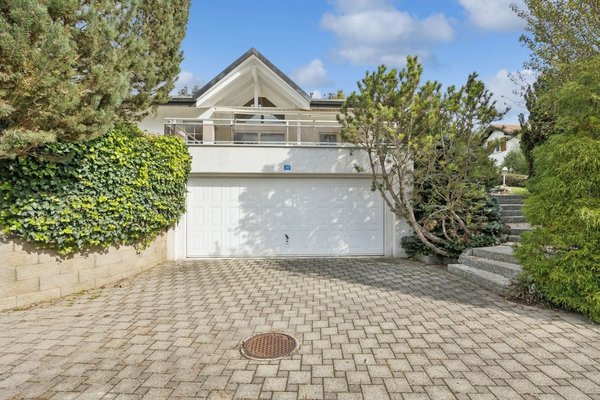 Vorplatz mit Zufahrt in die Doppelgarage