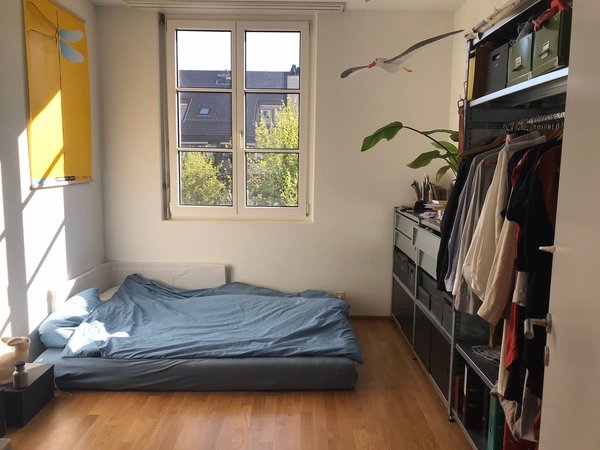 Schlafzimmer bei Tageslicht (von Vormieter)