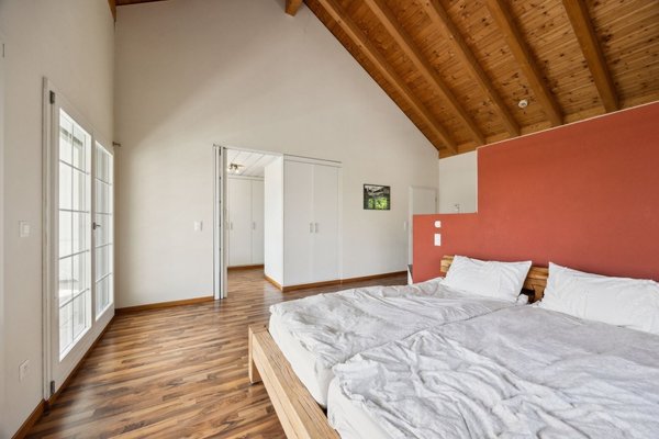 Masterbedroom mit Ankleide und separatem Badezimmer