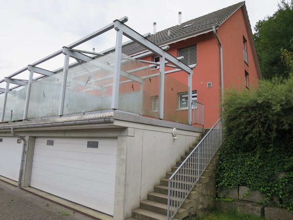 Nordostfassade und Doppelgarage