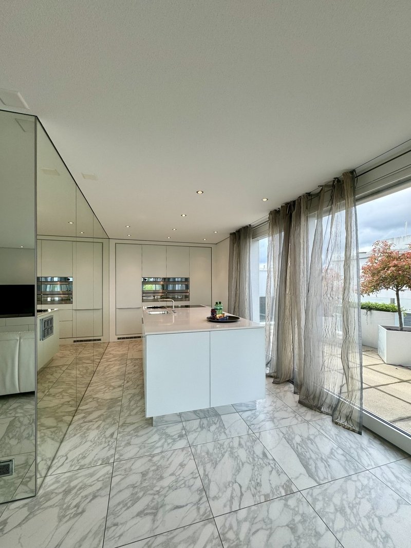 Küche mit hochwertigen Haushaltsgeräten