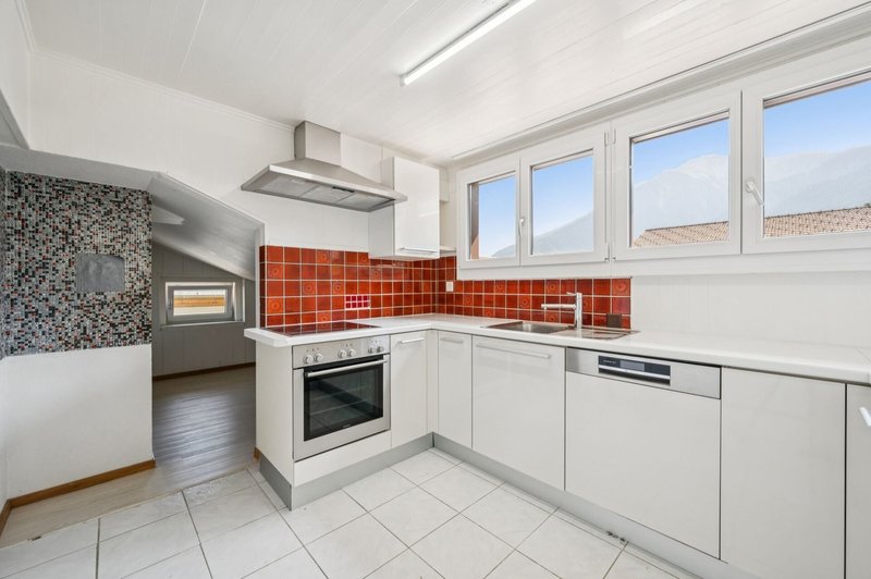 Einbauküche mit roten Akzenten