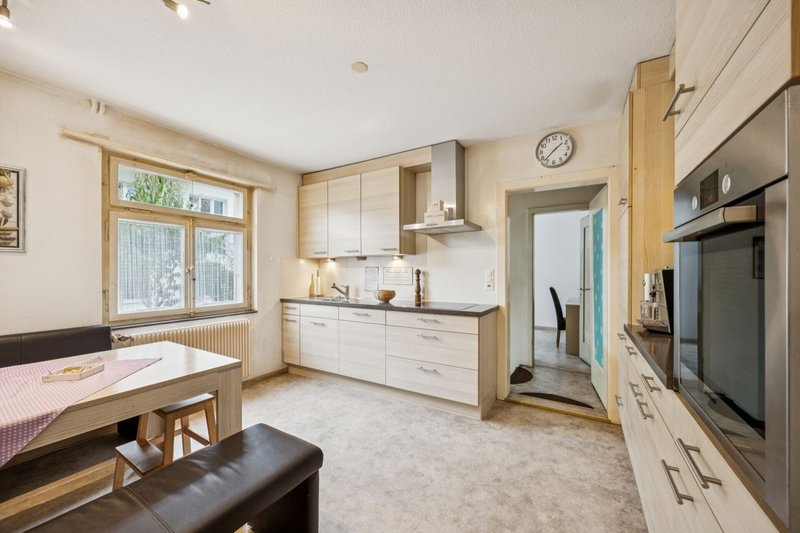 Helle Küche mit Essbereich