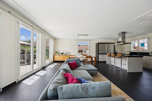 Wohn- und Esszimmer mit offener Küche