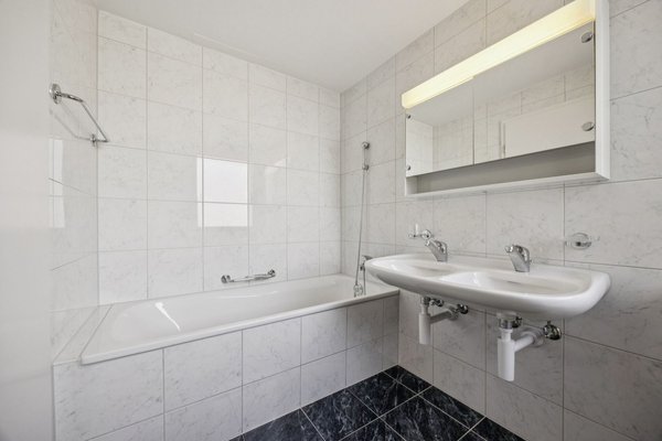 Badezimmer mit Badewanne