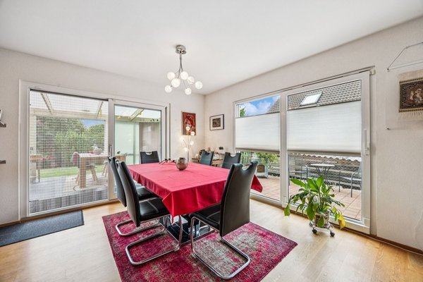 Essbereich mit Gartenblick und viel Tageslicht