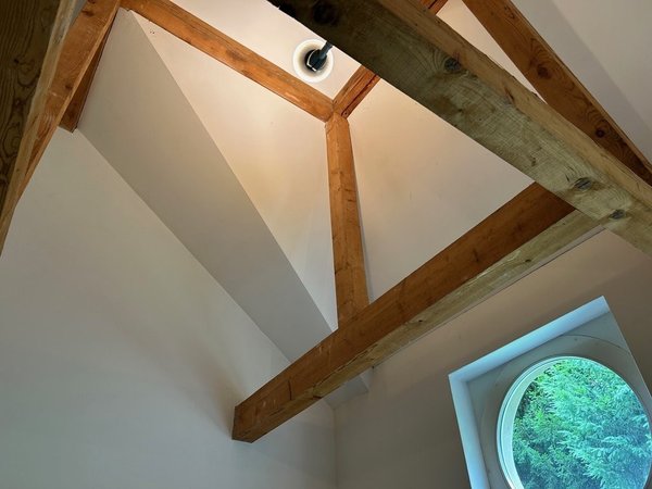 Büroraum mit Holzbalken