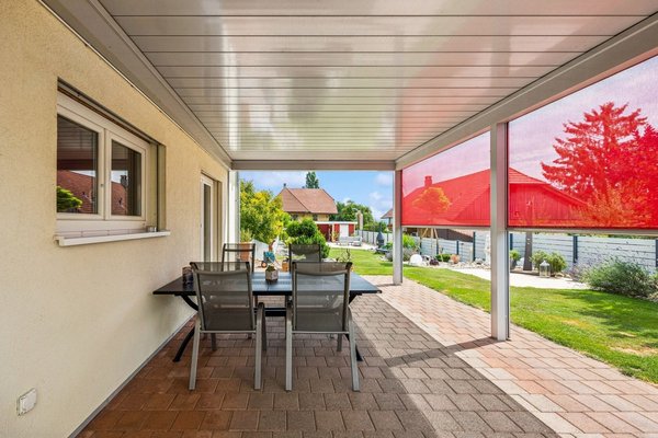 Gedeckte Pergola mit Senkrechtmarkisen