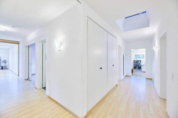 Einblick in die breiten Gänge des 1. OGs