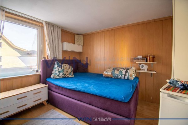 Helles Zimmer mit Wohnkomfort