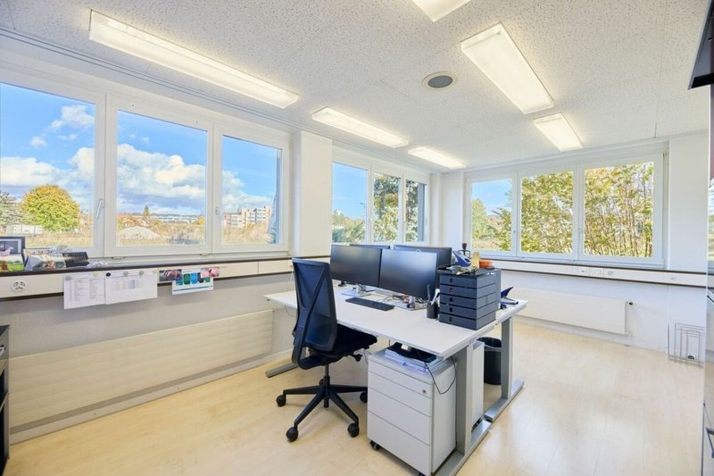 Helles Eckbüro mit Ausblick (EG-Raum 0.14)