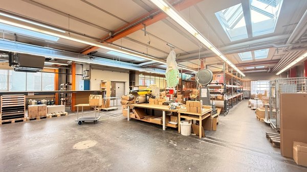 Lagerraum gross von hinten