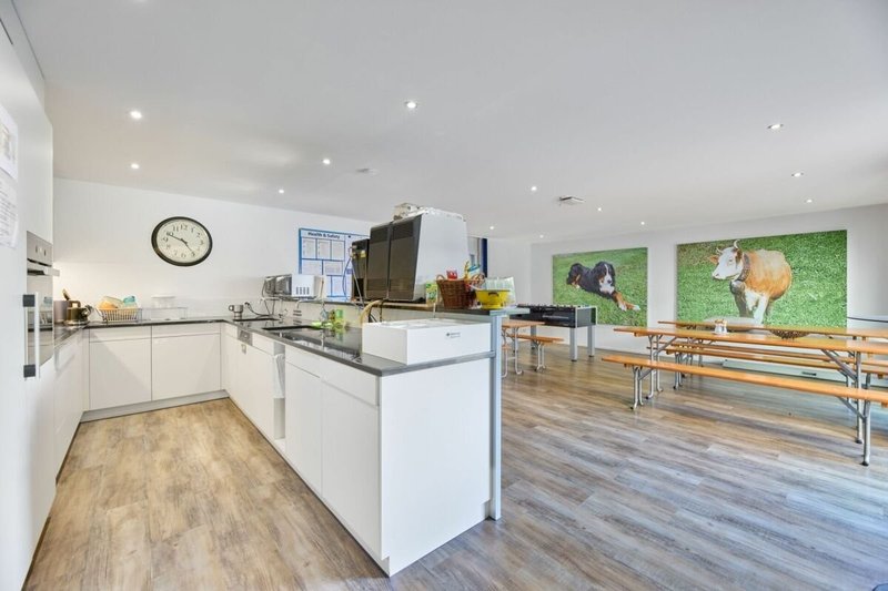 Hauseigene Kantine mit vollausgestatteter Kantine -1.01