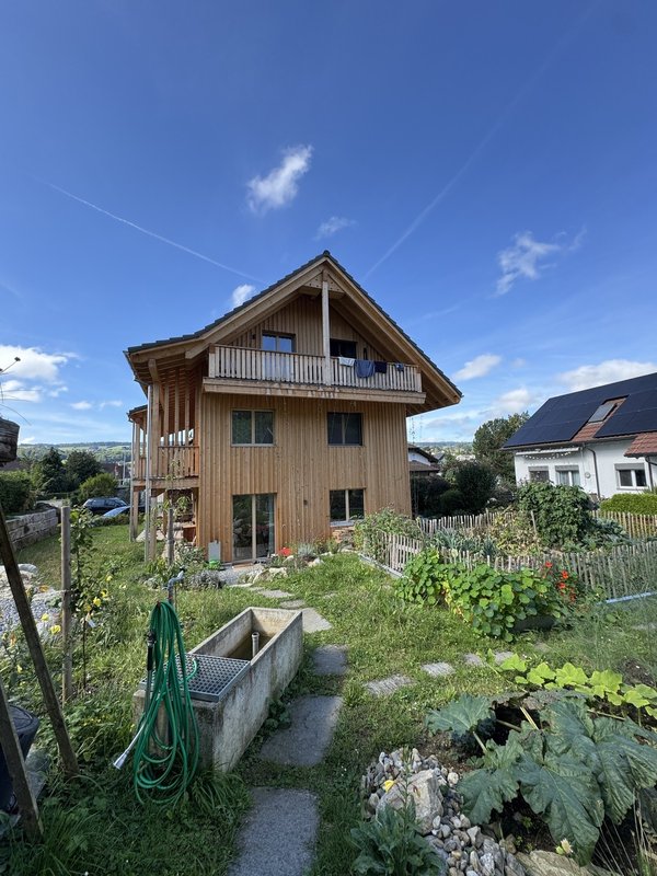 Holzhaus mit Umschwung und Garten