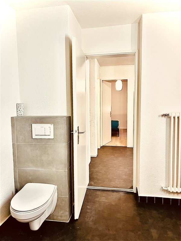 Badezimmer mit Badewanne und WC