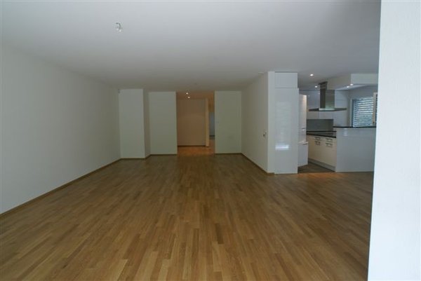 Wohnzimmer mit Blick in Küche