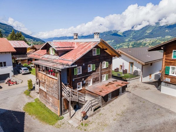 Bis zu 3 Aussenparkplätze