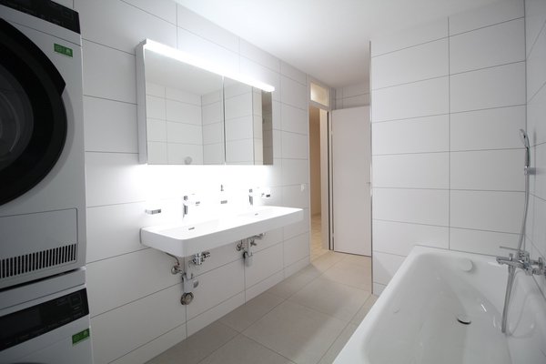 Neues Bad mit Badewanne / Dusche / Doppellavabo und Waschturm