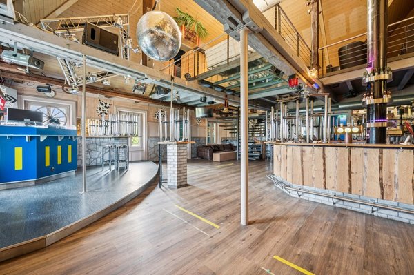 Barbereich mit Tanzfläche