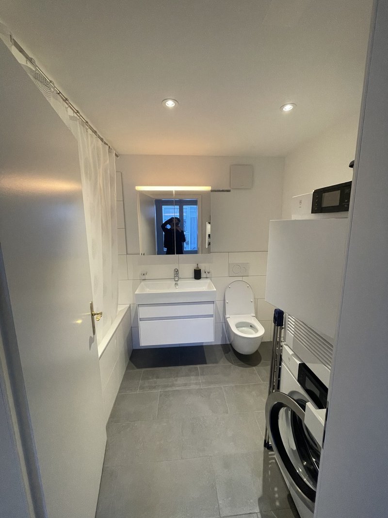 Gemeinsames Gästebad und Waschküche