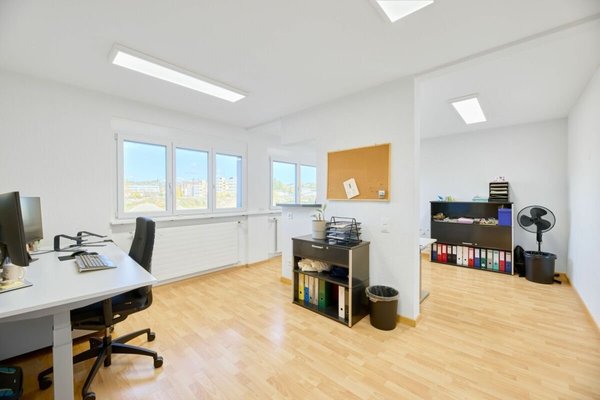 Viel Platz für Arbeitsplätze oder zum Integrieren einer Küche mit Pausenraum