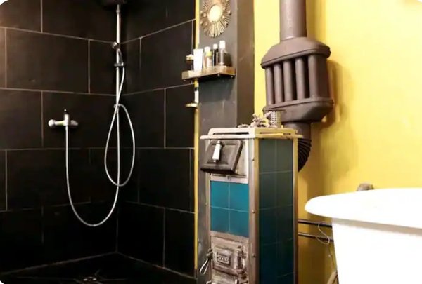 Der kleine Holzofen ... Es hat selbstverständlich auch eine Zentralheizung.