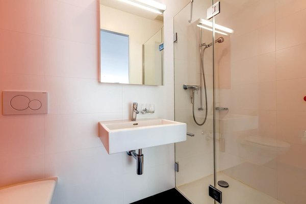 Nasszelle mit Dusche-Musterfoto