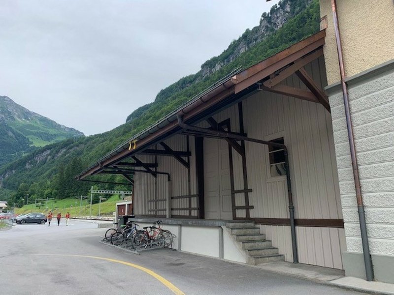 Linthal_GS Seite Vorplatz.jpg