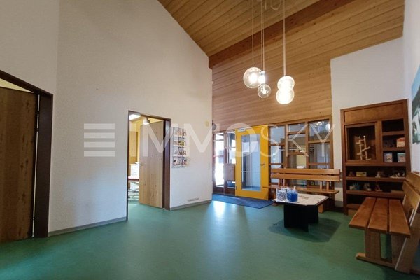 Grosszügiger ehemaliger Warteraum