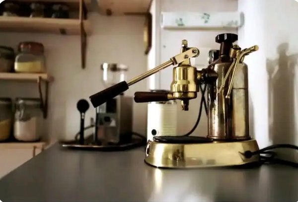Das ist eine originale Pavoni. Guter Cafe ist also garantiert...